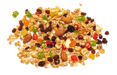 Granola, yulaf, fındık ve bal, gevrek bir duruma pişmiş içeren bir kahvaltı yemek haddelenmiş. Beyaz bir arka plan üzerinde.