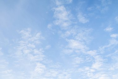 Mavi gökyüzünde sirus bulutları.