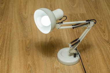 Ayarlanabilir masa lambası, ahşap masa. Stüdyo fotoğraf iç portre.