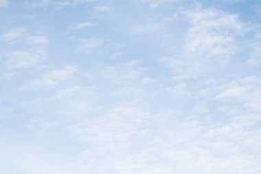 Mavi gökyüzünde sirus bulutları.