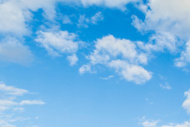 Beyaz bulutlu mavi gökyüzü 