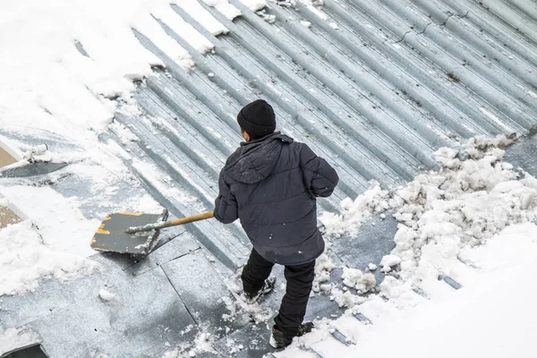Człowiek Usuwa Śniegu Łopatą Widoku Góry Dach Metalowy — Zdjęcie stockowe