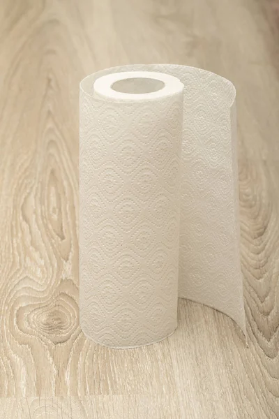Белый Бумажный Рулон Полотенце Деревянном Фоне — стоковое фото