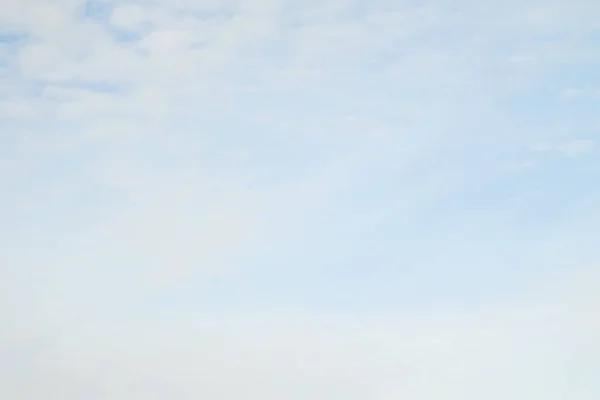 青い空のサーラス雲 — ストック写真