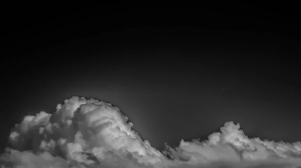 Witte Wolken Een Donkere Hemel Monochroom — Stockfoto