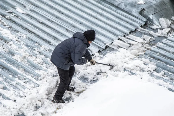 Muž Odstraní Sníh Lopatou Pohled Shora Kovové Střechy — Stock fotografie