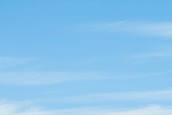 Yumuşak bulutlar. Güzel gökyüzü arkaplanı. Beyaz bulutlu mavi gökyüzü. Açık gün ve güzel hava.
