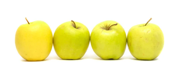 白い背景に スタジオでの写真に分離された熟したリンゴ — ストック写真