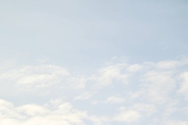 Mavi gökyüzünde sirus bulutları.