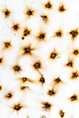 Kağıt beyaz arka plan üzerinde yakar. beyaz zemin üzerine Yakılan kenarları ile delik kağıt kadar yakın.