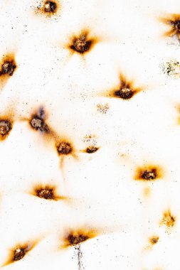 Kağıt beyaz arka plan üzerinde yakar. beyaz zemin üzerine Yakılan kenarları ile delik kağıt kadar yakın.