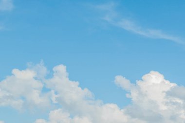 Yumuşak bulutlar. Güzel gökyüzü arkaplanı. Beyaz bulutlu mavi gökyüzü. Açık gün ve güzel hava.
