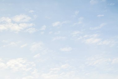 Mavi gökyüzünde sirus bulutları.