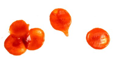 Spot renkleri beyaz zemin üzerine kırmızı ketçap.