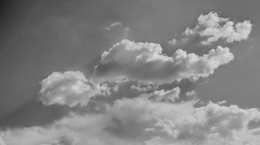 Beyaz bulutların üzerinde karanlık bir gökyüzü, tek renkli.