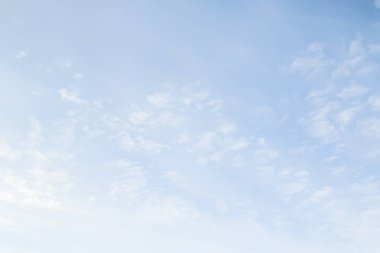 Mavi gökyüzünde sirus bulutları.