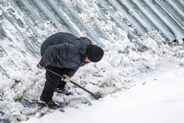 Мужчина Убирает Снежную Лопату Вид Сверху Металлическую Крышу — стоковое фото