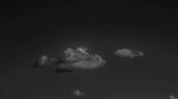 黑暗天空中的白云 — 图库照片