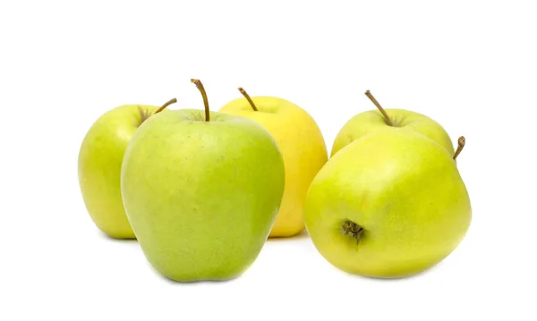 白い背景に スタジオでの写真に分離された熟したリンゴ — ストック写真