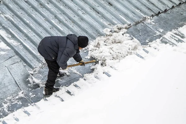 Muž Odstraní Sníh Lopatou Pohled Shora Kovové Střechy — Stock fotografie