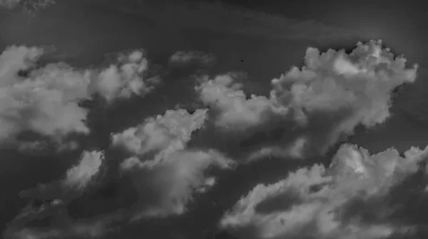 Nuvens Brancas Céu Escuro Monocromático — Fotografia de Stock