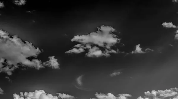 Nuvens Brancas Céu Escuro Monocromático — Fotografia de Stock