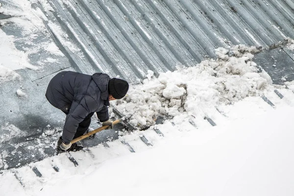 Ένα Άνθρωπος Απομακρύνει Χιόνι Φτυάρι Κορυφή Άποψη Μεταλλική Στέγη — Φωτογραφία Αρχείου