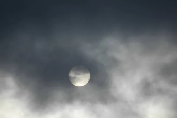 Zon Bedekt Met Donkere Wolken Zon Wolken Intreepupil — Stockfoto