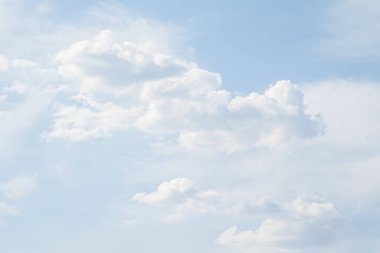 Mavi gökyüzünde beyaz bulutlar, gündüz. Duvar Kağıdı.