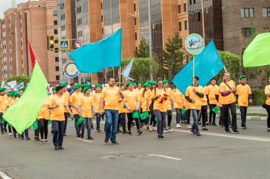 Petropavlovsk, Kazakistan-1 Haziran 2019: Uluslararası Çocuk günü. Şehir sokaklarında okul öğrencileri geçit töreni. Ulusal tatil kıyafetlerinin içinde çocuklar ve ebeveynler. Dans tatil şarkıları.
