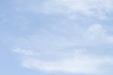 Açık bir günde bir arka plan olarak mavi gökyüzü.