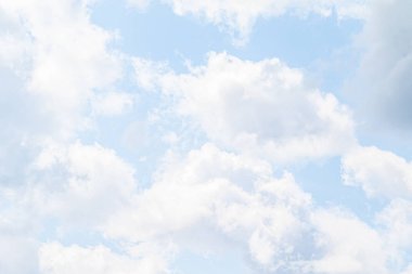 Cumulus bulutlar yoğun, parlak beyaz bulutları ile gün içinde önemli dikey gelişim ile. Mavi gökyüzünde beyaz bulutlar.