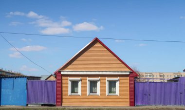 Mavi gökyüzüne karşı bir çit ile House, bahar manzara.