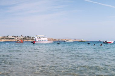 Şarm El-Şeyh, Mısır-11 Kasım 2017: Sharm El-Sheikh, Egypt 'te Naama Körfezi Denizi Plajı. İnsanlar yıkanmak, dinlenmek. Tekneler denizde yelken.