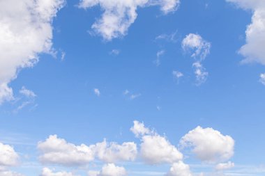 Mavi gökyüzünde beyaz bulutlar, gündüz. Duvar Kağıdı.