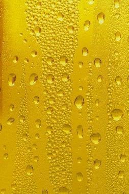 Cam su damlaları, sarı arka plan bira, buğulu arka plan.