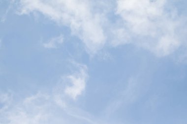 Mavi gökyüzünde beyaz bulutlar, güneşli havalarda gün bahar.