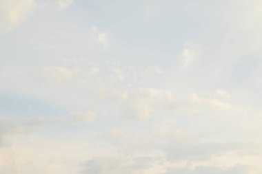 Beyaz bulutlarla mavi gökyüzü. Açık gün gökyüzü arka plan.