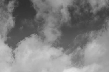 Bulutlar ile gökyüzü. Siyah beyaz fotoğraf.