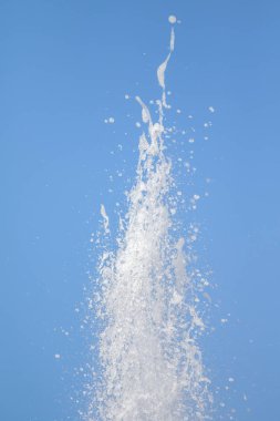 Mavi gökyüzüne karşı Su Çeşmesi sprey. Su sıçramaları odak dışında.