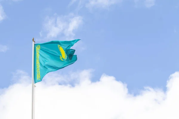 Bandeira República Cazaquistão Contra Céu Azul Vento — Fotografia de Stock