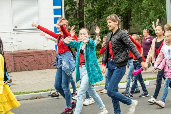 Petropavlovsk Kasakhstan Juni 2019 International Børnedag Paraden Skolebørn Studerende Gennem - Stock-foto