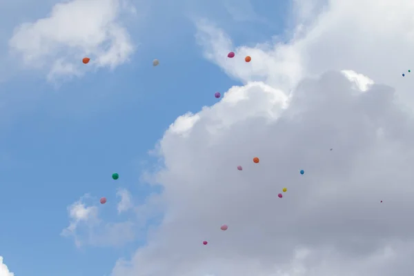 Vícebarevné Balónky Létají Proti Modré Obloze Mraky — Stock fotografie