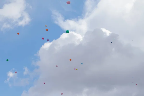 Разноцветные Воздушные Шары Летают Голубом Небе Облаками — стоковое фото