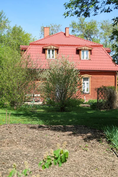 Mattone Casa Dietro Una Recinzione Metallo Primavera Verde Parco Alberi — Foto Stock