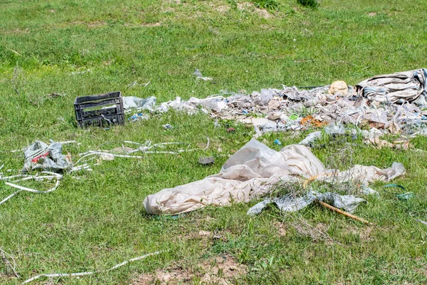 Residuos Basura Plástica Césped Verde Contaminación Ambiental — Foto de Stock