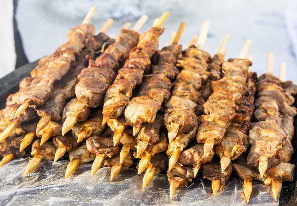 Spieße Werden Auf Der Straße Gebraten Das Fleisch Auf Den — Stockfoto