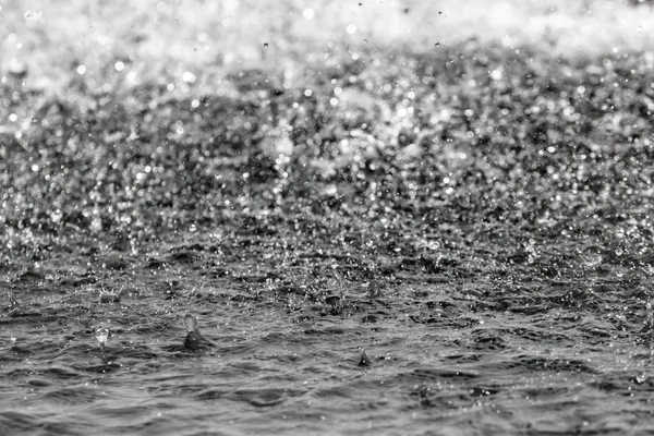 Grandes Gotas Agua Salpicando Fondo Con Fondo Borroso —  Fotos de Stock