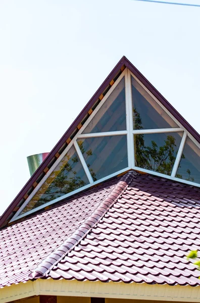 青い空を背景の赤瓦の屋根 — ストック写真
