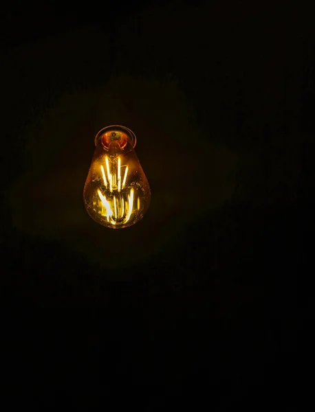 天井に古いランプのシャンデリアの生産 — ストック写真
